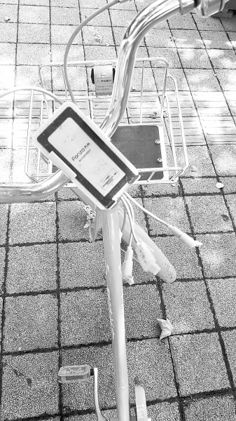 車把中間有手機(jī)充電支架，下方連接著3根充電線。
