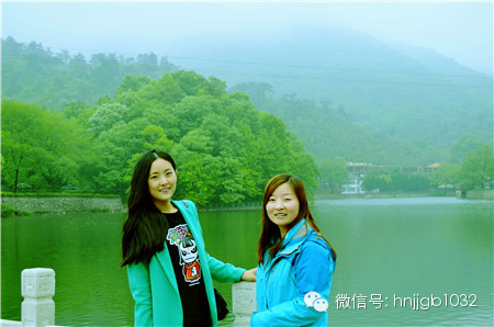 奧斯卡汽車影城的美女和這個風(fēng)景融入的真好啊，有木有？！