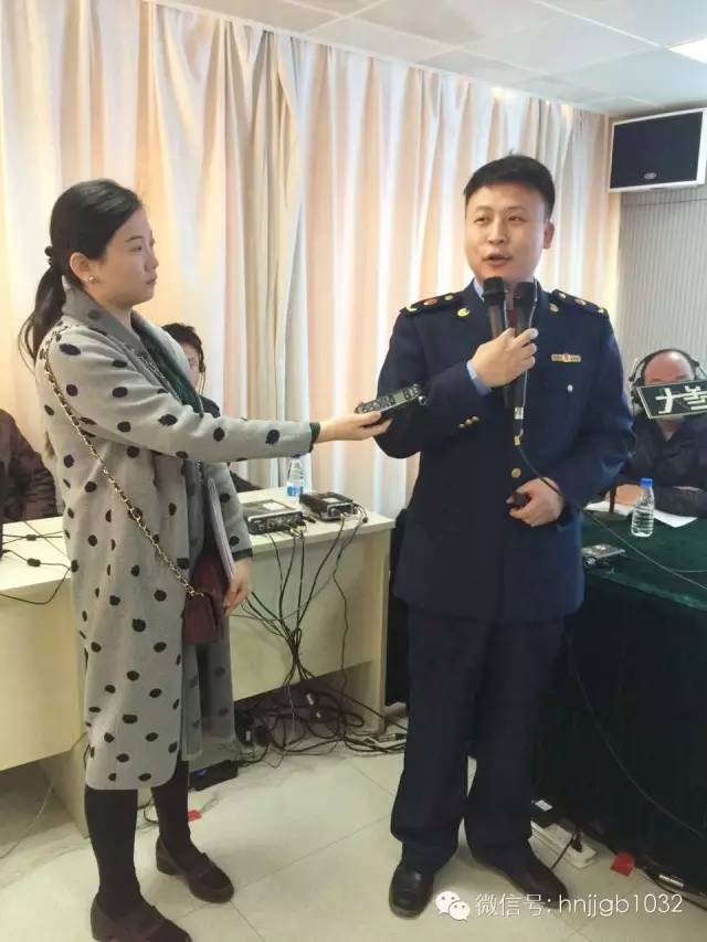 河南經濟廣播記者曉暉（左）在采訪