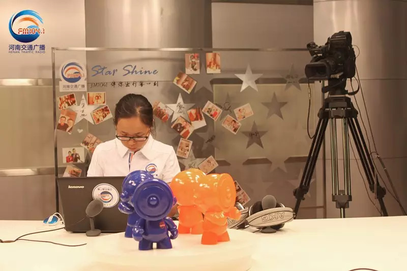 還是抽獎(jiǎng)的姑娘比較認(rèn)真！為保證抽獎(jiǎng)的公平公正，映象網(wǎng)進(jìn)行了全程視頻直播。