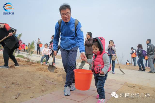 爸比爸比，你會(huì)種小樹嗎？我來教你吧~