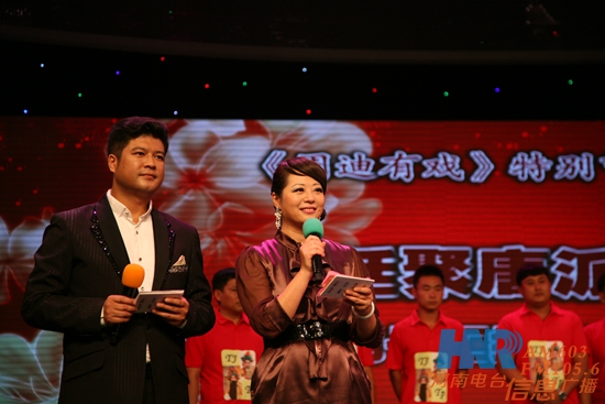 《周迪有戲》主持人周迪、鄭州電視臺文體頻道主持人劉冰（左）