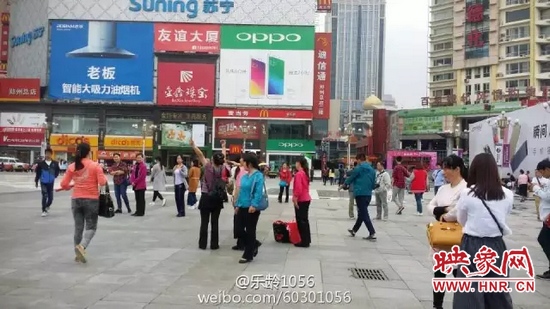 他們從四面八方匯集到二七塔下，由行走路人一下變成了一支舞蹈隊，跳起了節(jié)奏歡快、時尚動感的舞蹈。