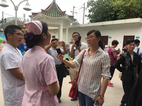 記者朱秀萍采訪兒童康復醫學科主任趙鵬舉