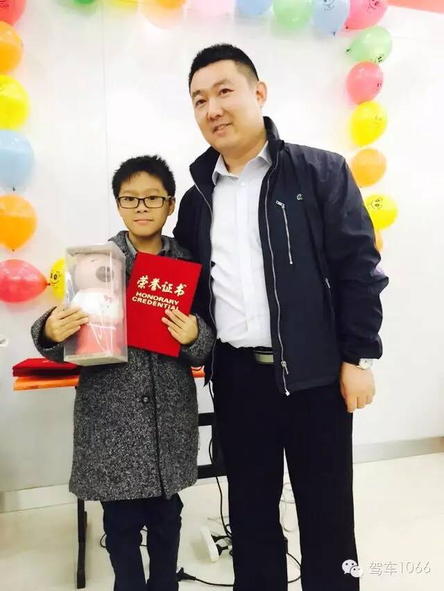 我是小小銀行家，來(lái)跟行長(zhǎng)合個(gè)影哦