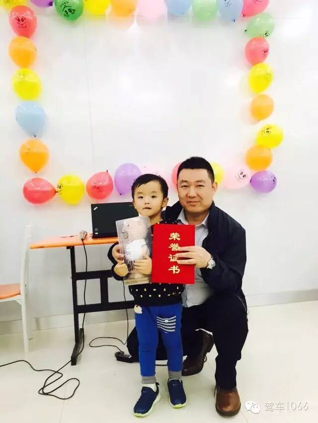 我是小小銀行家，來(lái)跟行長(zhǎng)合個(gè)影哦
