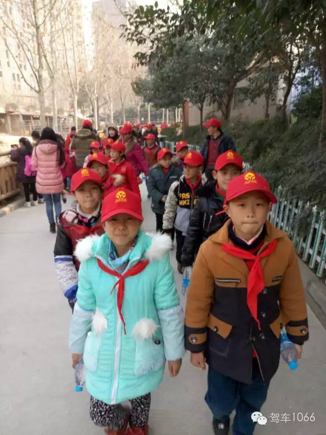 脖子上戴著紅領巾，頭上頂著小紅帽，排著整齊的隊伍——出發！