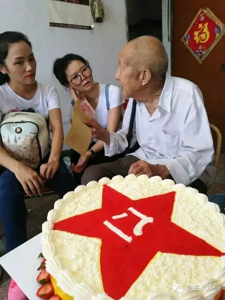 二姐們認真聽老兵講抗戰的故事，老人年事已高，記憶都是轟炸！轟炸！轟炸！
