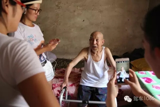 老兵老兵，你的勛章呢，國家給你的那個？
