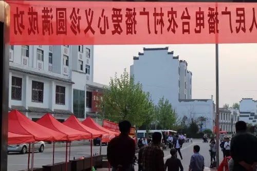 在大家的齊心努力下，終于在天黑前將第二天義診活動場地搭建好了。