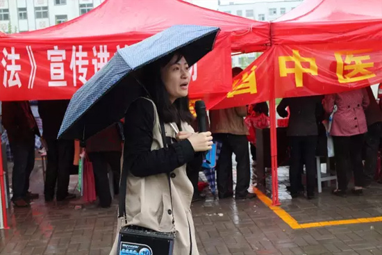 《健康河南》主播柳青也一直在雨中，不畏寒冷，引導大家排隊掛號，指路，排憂解難……