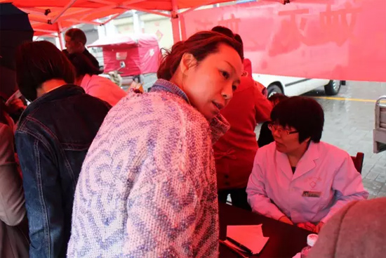 了解到有老人看病不方便，河南電臺1074綠色頻道活動小組欒老師將醫生請到老人身邊，親自為她診斷。