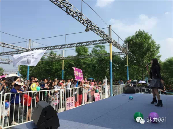 輕輕躍起、優美身段，新聞小姐李江