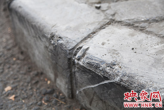 車道邊上的臺階，滿是電動車摔下碰撞的痕跡