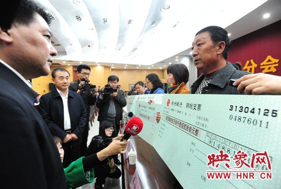 最高人民法院執(zhí)行局局長劉貴祥、河南省高級(jí)人民法院院長張立勇親手為申請(qǐng)執(zhí)行人員發(fā)放執(zhí)行款