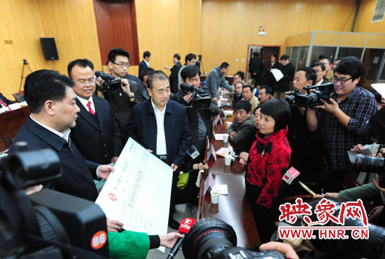 最高人民法院執(zhí)行局局長劉貴祥、河南省高級(jí)人民法院院長張立勇親手為申請(qǐng)執(zhí)行人員發(fā)放執(zhí)行款
