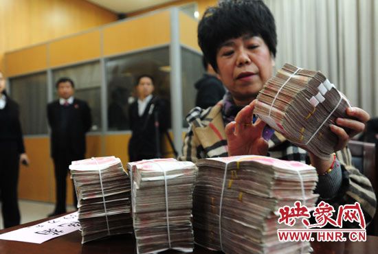 當(dāng)天共發(fā)放執(zhí)行款4110萬元。其中，支票4018萬元，現(xiàn)金92萬元。