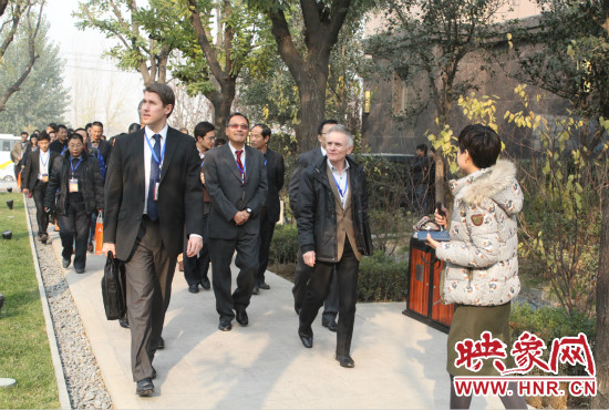 河南鄭州2013服務外包大會的嘉賓們參觀了金水科教園區和河南外包產業園并留下了深刻的印象