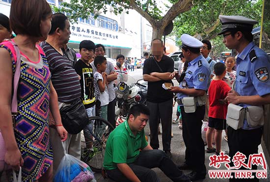 民警在現場了解情況