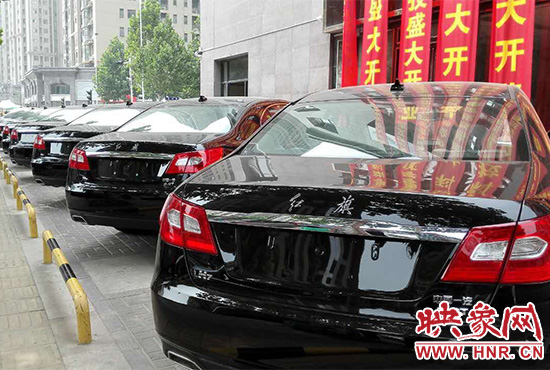 路邊一棟樓上懸掛著二三十條紅色條幅，全部是祝賀一家公司開業(yè)的。
