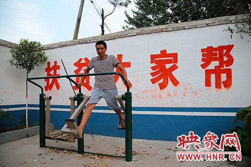 張國敬堅持在村中的文化廣場上做著恢復(fù)性鍛煉。