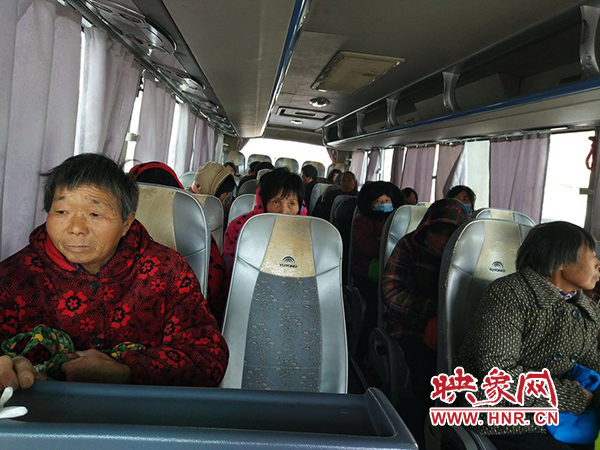 警方調(diào)來(lái)車輛，將超載人員轉(zhuǎn)運(yùn)走