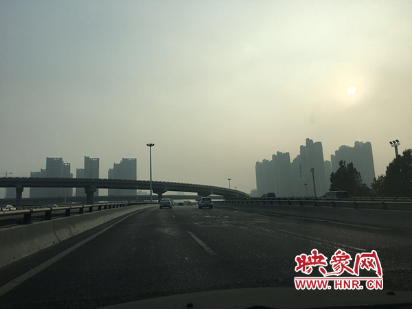 限行首日，三環(huán)橋上橋下，車輛不多，交通狀況良好。