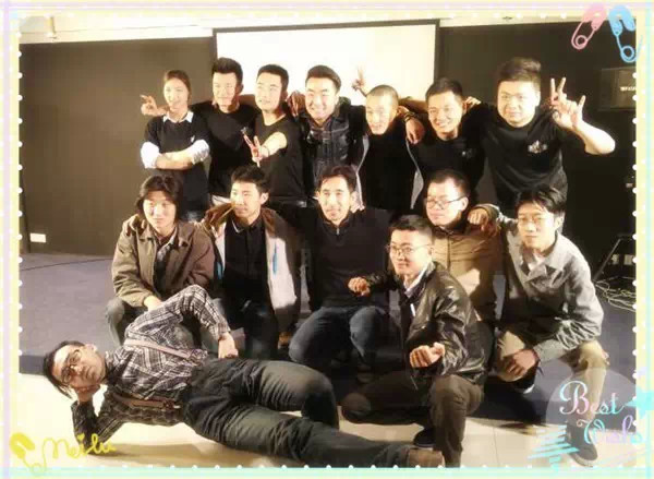 表演結(jié)束，看這哥們兒，為了和演員合影也是蠻拼的！
