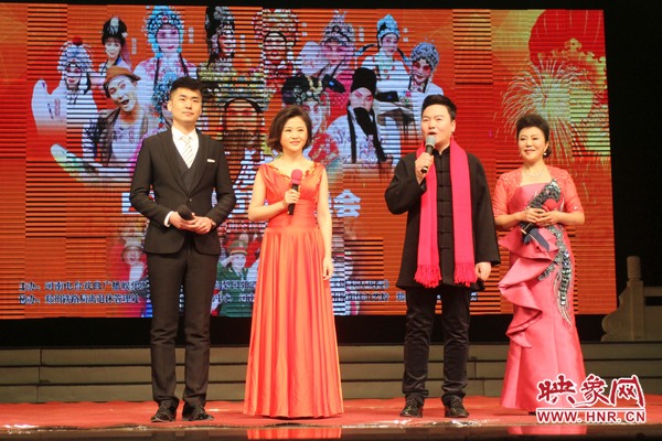 戲迷春晚主持人月陽（右二）、李亞楠（右一）、王巖（左二）、王曉凡（左一）