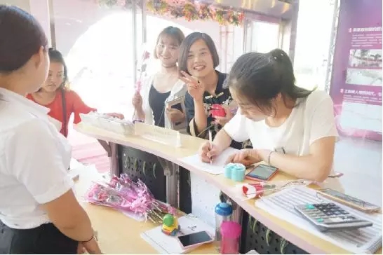到場(chǎng)嘉賓均獲得巧克力一盒，女士另外還獲得獲得玫瑰花一支。