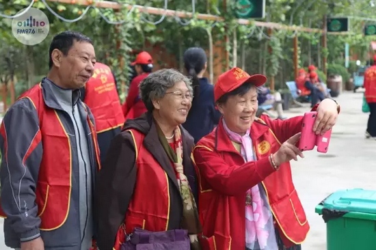 爺爺奶奶叔叔阿姨被盛運(yùn)莊園的景致吸引，紛紛拍照留影