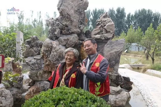 爺爺奶奶叔叔阿姨被盛運(yùn)莊園的景致吸引，紛紛拍照留影