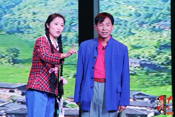 第二場(chǎng)，河南省豫劇三團(tuán)優(yōu)秀演員劉海功（右）飾栓保，安陽市票友景永芳（左）飾銀環(huán)