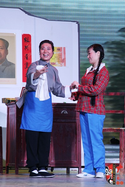 第三場(chǎng)，河南電臺(tái)戲曲廣播總監(jiān)木子（左）飾栓保娘，《梨園星秀場(chǎng)》《有你就有戲》主持人媛媛（右）飾銀環(huán)