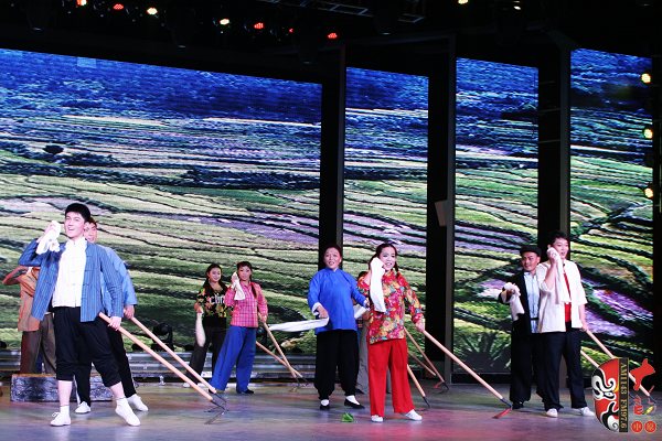群眾勞動(dòng)場(chǎng)面，劇中演員包含票友、專業(yè)演員、戲迷