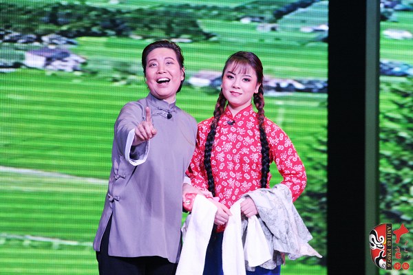 第九場(chǎng)，河南電臺(tái)戲曲廣播總監(jiān)木子（左）飾栓保娘，素雅青年豫劇團(tuán)劉帥毅（右）飾銀環(huán)
