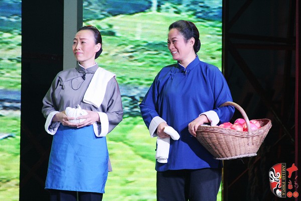 第七場(chǎng)，河南電臺(tái)戲曲廣播副總監(jiān)、中國播音主持金話筒獎(jiǎng)獲得者張彤（左）飾栓保娘