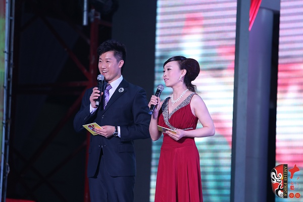 晚會(huì)主持人：河南電臺(tái)戲曲廣播副總監(jiān)張彤（右）、《梨園星秀場(chǎng)》主持人池城（左）
