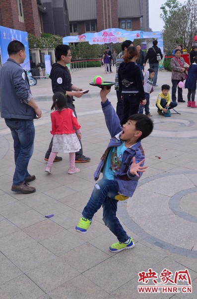 小弟弟，你玩?zhèn)€托球不用這么夸張吧，哈哈！