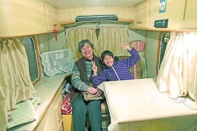  天黑了，外面風雨交加而董怡汶坐在溫暖的房車里。