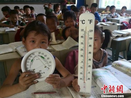 6月3日，下午四點，昆明市東川區因民鎮中心學校一年級教室溫度達到44℃