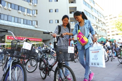 前天，兩名新生在登記后領(lǐng)取了自己的“愛心車”