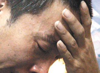10歲方姓男童遭割喉殺害，父親淚流不止說，小兒子走了，他不知道該如何活下去。 臺灣《聯合報》