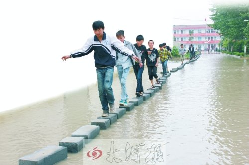 因“挪”修下水道錢學校被淹 學生渡“海”上學