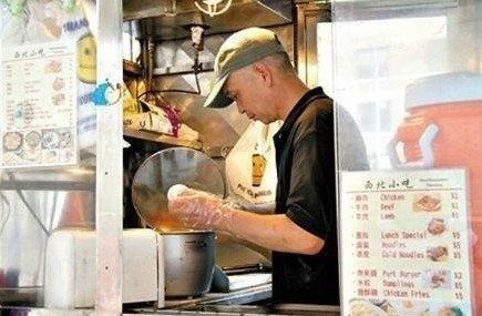 紐約哥大門口，顧客排長隊買他的肉夾饃