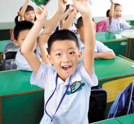 　　新學(xué)期在“減負(fù)新規(guī)”的爭(zhēng)議聲中開始了，廣州很多學(xué)校還是照常布置作業(yè)。但也有學(xué)校支持“減負(fù)新規(guī)”，