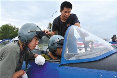 8月26日，來自吉林、湖北、山東的青少年航空學(xué)校的高中學(xué)生，進(jìn)行了首次飛行體驗(yàn)活動(dòng)