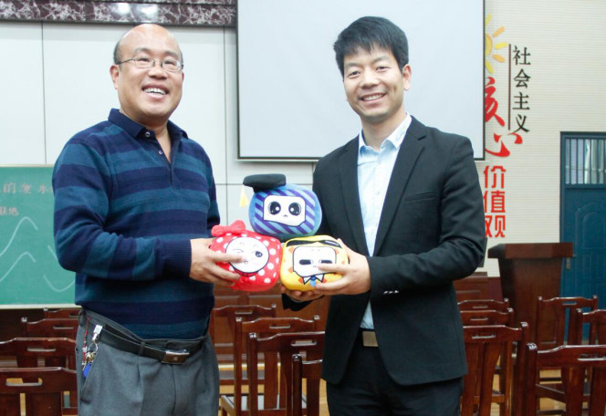 為洛陽市澗西區實驗小學校長馬國順贈送一校一品吉祥物