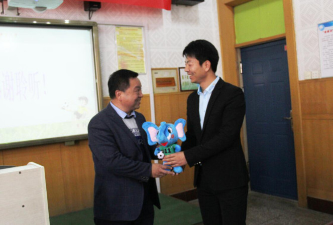 為洛陽市澗西區東方第三小學校長侯逸軒贈送河南校園足球吉祥物樂樂