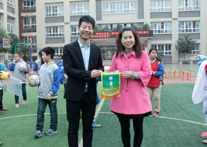 洛陽市澗西區英語小學校長姚蓮彩為一校一品贈送學校鷹文化旗幟